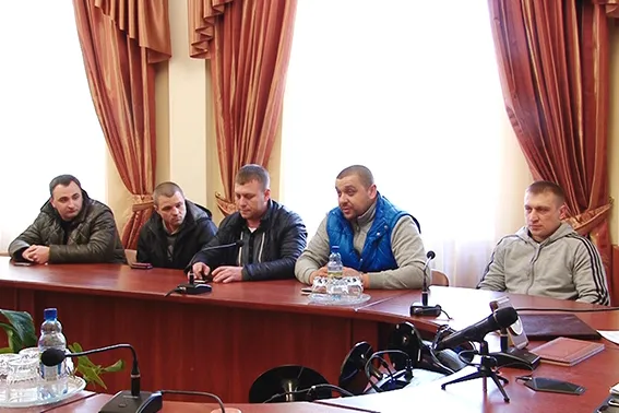 Прикарпатські міліціонери знову зустрілися з таксистами (фото) — фото 1