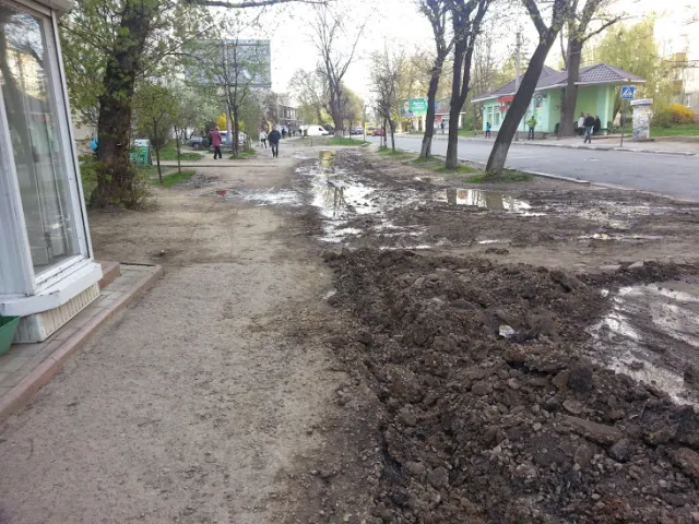 У Франківську ремонтують тротуар на вулиці Коновальця (фото) — фото 5