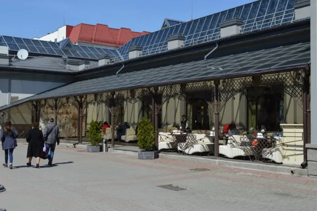 В місті повним ходом облаштовують літні майданчики (фото) — фото 3