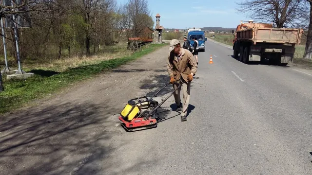 На Прикарпатті ремонтують одну з найгірших доріг (фото) — фото 2