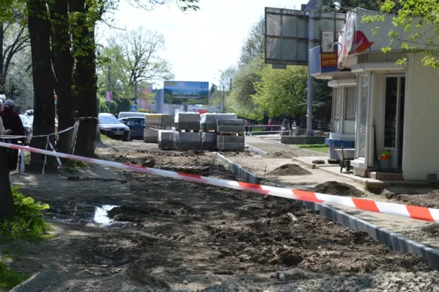 В Івано-Франківську облаштовують доріжку та парковку біля дитлікарні (фото) — фото 4
