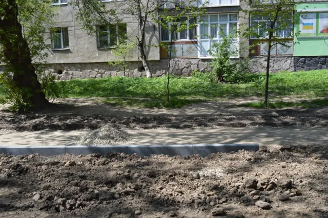 В Івано-Франківську облаштовують доріжку та парковку біля дитлікарні (фото) — фото 5