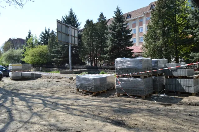 В Івано-Франківську облаштовують доріжку та парковку біля дитлікарні (фото) — фото 7