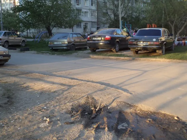 Іванофранківці паркують свої автомобілі на дитячих майданчиках (фото) — фото 1