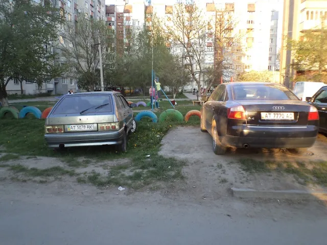 Іванофранківці паркують свої автомобілі на дитячих майданчиках (фото) — фото 3
