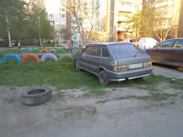 Іванофранківці паркують свої автомобілі на дитячих майданчиках (фото) — фото 4