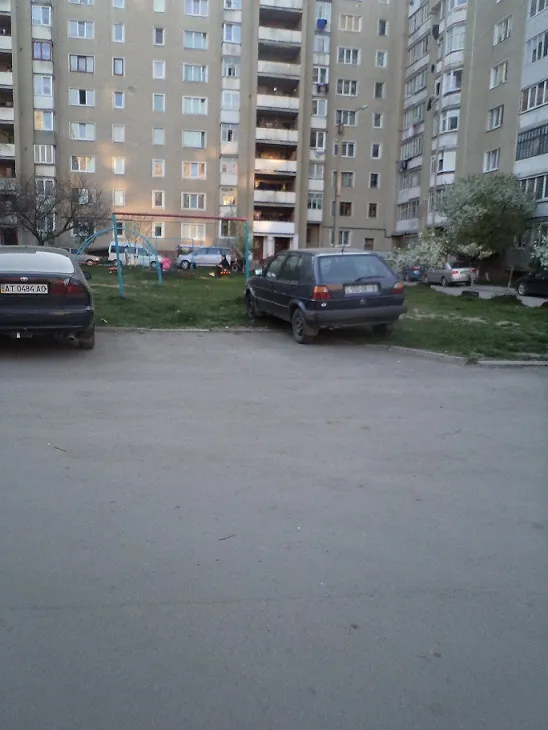 Іванофранківці паркують свої автомобілі на дитячих майданчиках (фото) — фото 5