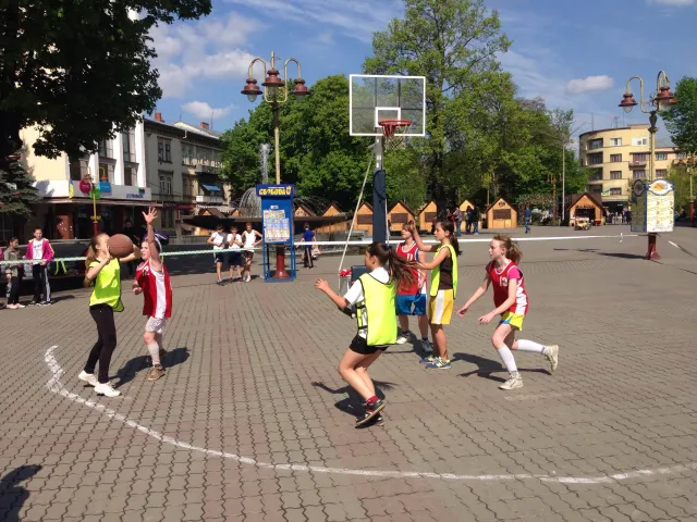 В Івано-Франківську школярі грають у стрітбол  (фото) — фото 1