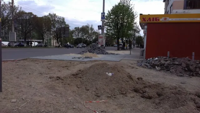 У Франківську завершують ремонт тротуарів на вулиці Коновальця (фото) — фото 2
