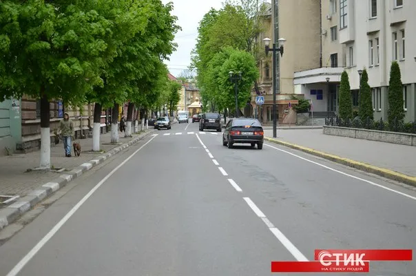 У Франківську вночі оновили дорожню розмітку (фото) — фото 7