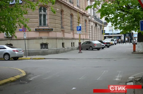 У Франківську вночі оновили дорожню розмітку (фото) — фото 9