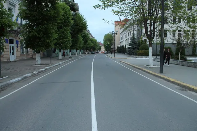 Вулиця Грушевського - перша в Івано-Франківську, на якій з'явилися велосмуги (фото) — фото 1