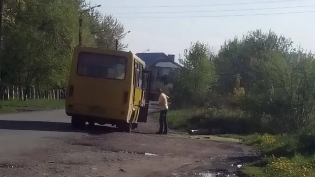 Історія знову повторюється. Водій миє маршрутку водою з калюжі — фото 1