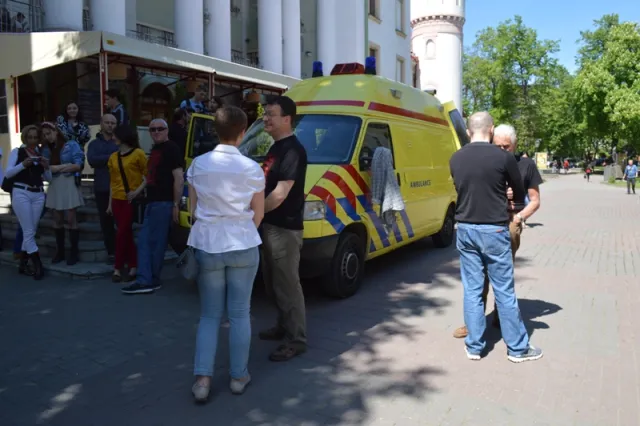 Волонтерська група з Великобританії передала реанімобіль для українських військових (фоторепортаж) — фото 3
