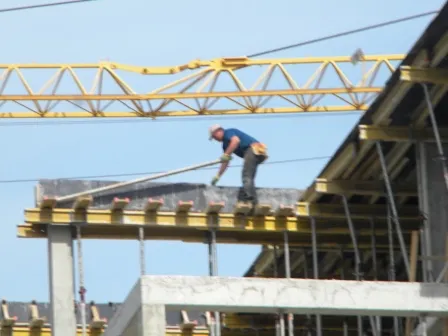 Не зважаючи на судовий позов, забудовник продовжує будівництво на міському озері (фото) — фото 3
