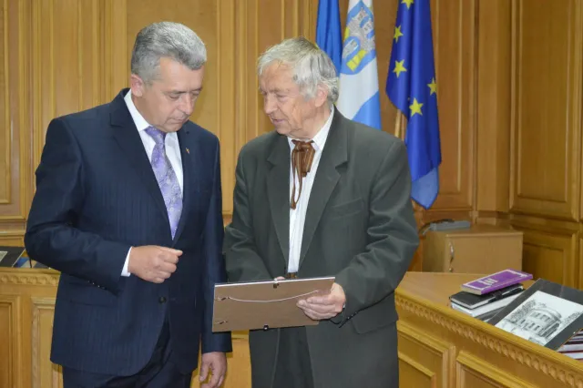 Студенти подарували Анушкевичусу картини зі старовинним зображенням нашого міста (фото) — фото 7