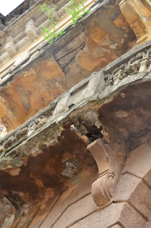 На вулиці Мазепи опадають частини дахів та фасадів (фото) — фото 2