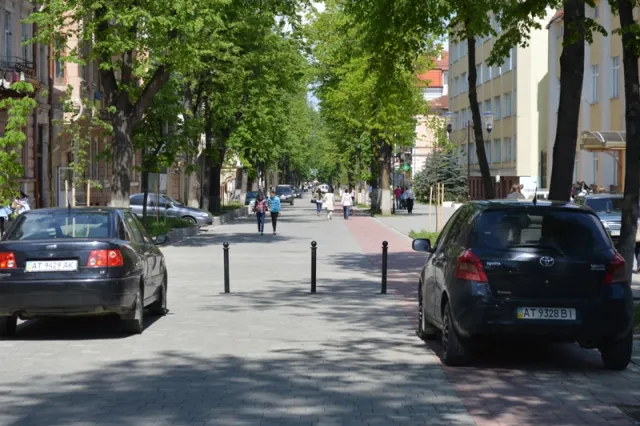 У Франківську по вулиці Шевченка "відкрилася безкоштовна автостоянка" (фото) — фото 6