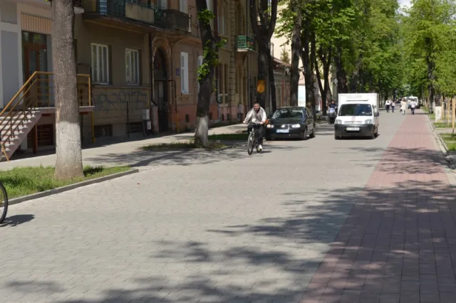 У Франківську по вулиці Шевченка "відкрилася безкоштовна автостоянка" (фото) — фото 10