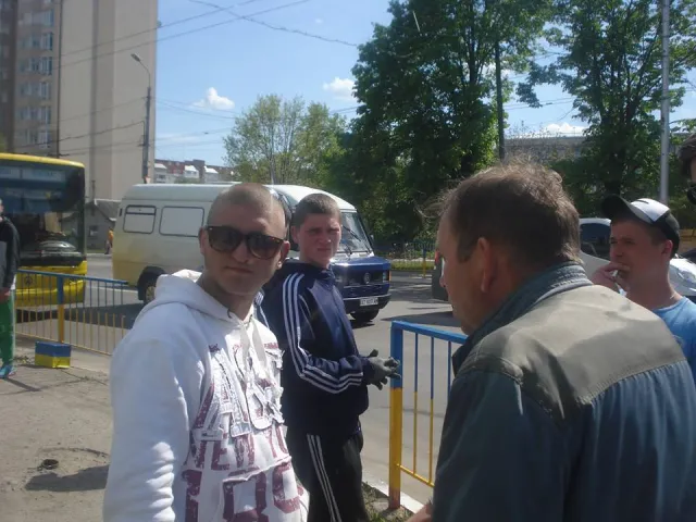 Городяни скаржаться, що міліція не реагує на хлопців, які збирають гроші на фарбу (фото) — фото 1