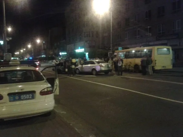 В центрі Івано-Франківська зіткнулись два легковики та автобус (фото) — фото 2