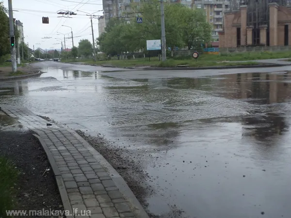 Через прорив води на Пасічній утворилося озеро (фото) — фото 1