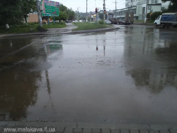 Через прорив води на Пасічній утворилося озеро (фото) — фото 3