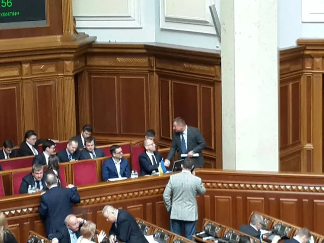 Нардеп Дирів потиснув руку Яценюку на 10 мільйонів для ремонту дороги в Осмолоду (фото) — фото 1