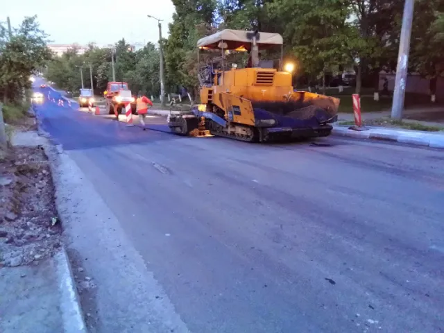 У Франківську по вул. Хіміків вночі стелили асфальт (фото) — фото 1