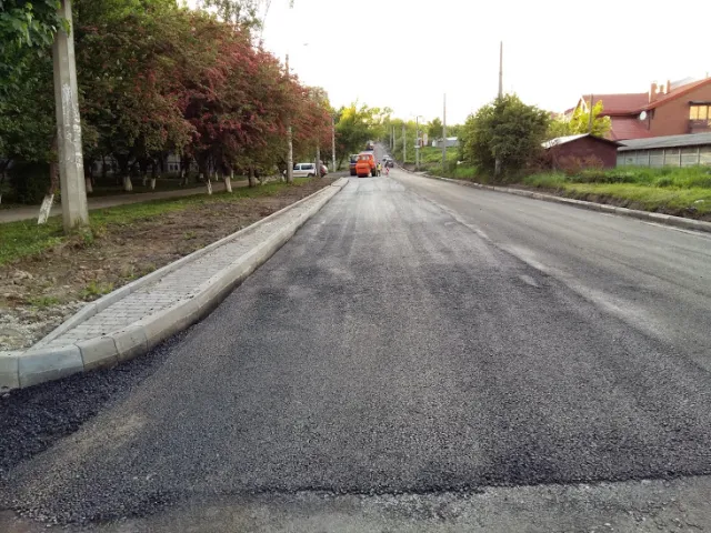 У Франківську по вул. Хіміків вночі стелили асфальт (фото) — фото 6