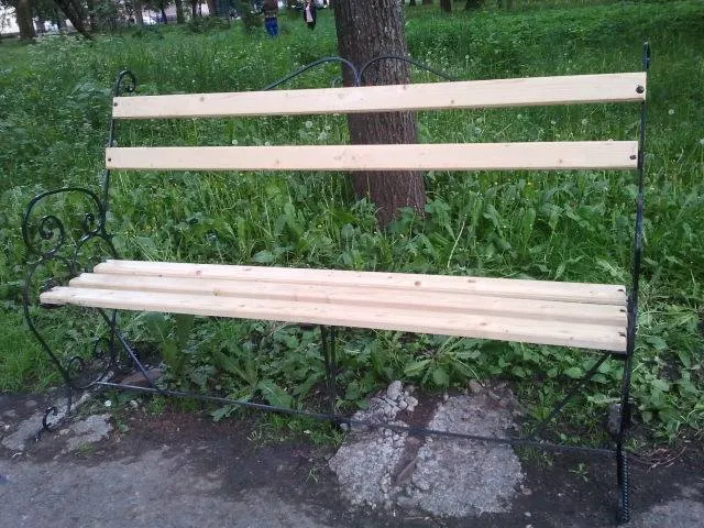Франківці нарікають на нові лавки у парку "Воїнів-Інтернаціоналістів" (фото) — фото 1