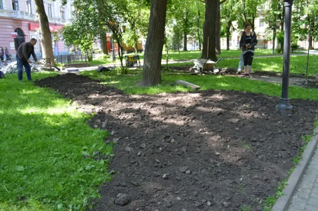 Комунальники прислухалися до побажань франківців, та облаштовують пішохідну доріжку (фото) — фото 1