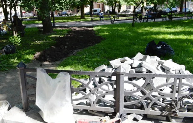 Комунальники прислухалися до побажань франківців, та облаштовують пішохідну доріжку (фото) — фото 5