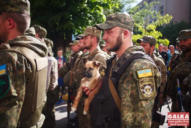 Зведений загін прикарпатських правоохоронців прийняв на Сході до своїх лав нового "бійця" (фото) — фото 3