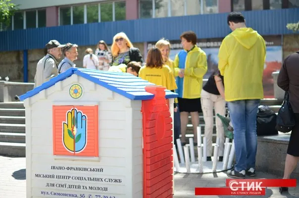 У Франківську провели акцію присвячену померлим від СНІДу (фото) — фото 3