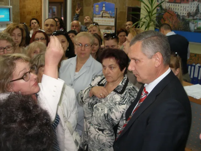 У Франківську люди годинами стоять у черзі, щоб здати документи в В ЦНАП (ФОТО) — фото 2