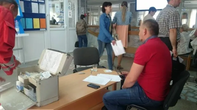 У довгій черзі до ЦНАПу франківцю стало погано і довелося викликати «швидку» (фото) — фото 1