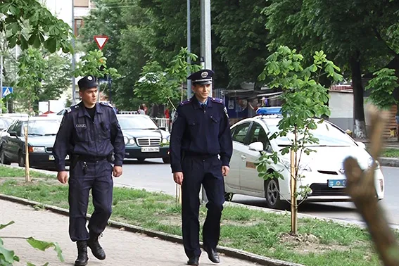У Франківську правоохоронці затримали зловмисника, який ввірвався до помешкання молодої пари (фото) — фото 2