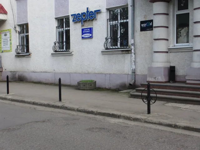 Жителі Франківська скаржаться на нові антипаркувальні стовпчики та лавки, з яких можна впасти (фото) — фото 2