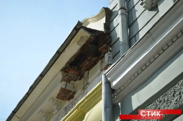 На "стометрівці" обвалився дах будинку (фото) — фото 2