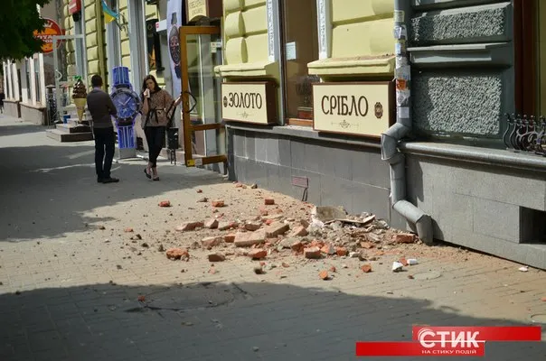 На "стометрівці" обвалився дах будинку (фото) — фото 3