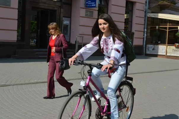У Франківську городяни вдягнули вишиванки (фото) — фото 3