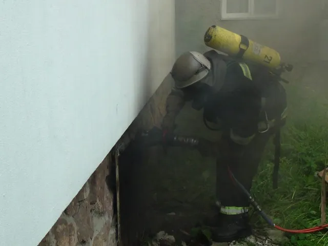 В Івано-Франківську рятувальники ліквідували пожежу та врятували з вогню літню жінку (фото) — фото 6