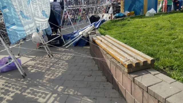В центрі міста продавці зайняли товаром лавки (фото) — фото 3
