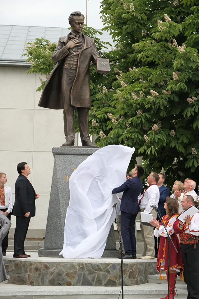 На Прикарпатті відкрили пам’ятник Тарасу Шевченку (фото) — фото 1