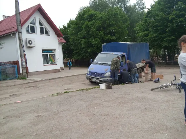 У Франківську автомобіль провалився у каналізацію, де був украдений люк (фото) — фото 3