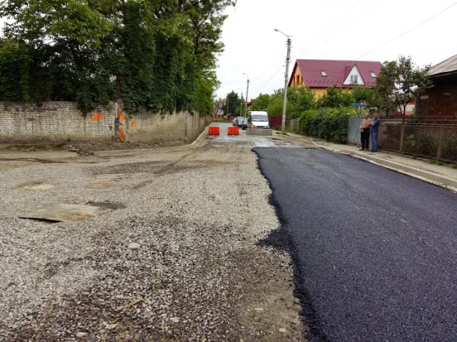 У Франківську ремонтують одну з найгірших вулиць міста (фото) — фото 16