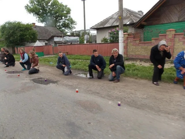 На Прикарпатті загиблого в АТО Савчака зустрічали на колінах (фото) — фото 2