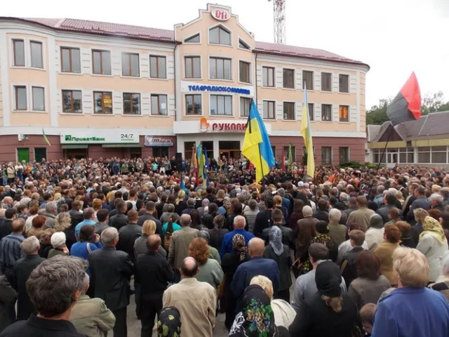 На Прикарпатті загиблого в АТО Савчака зустрічали на колінах (фото) — фото 11