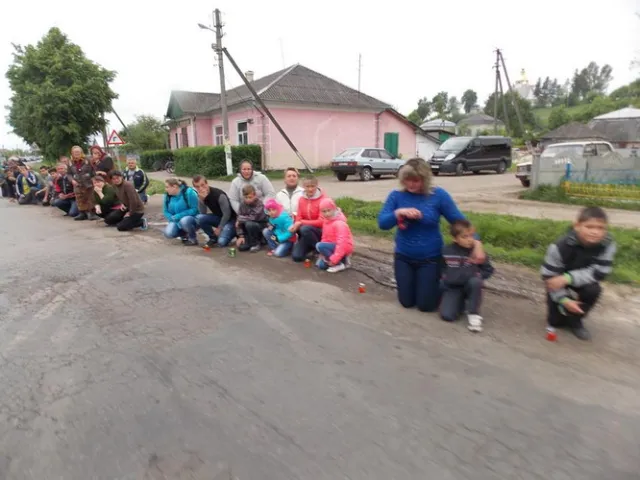 На Прикарпатті загиблого в АТО Савчака зустрічали на колінах (фото) — фото 3